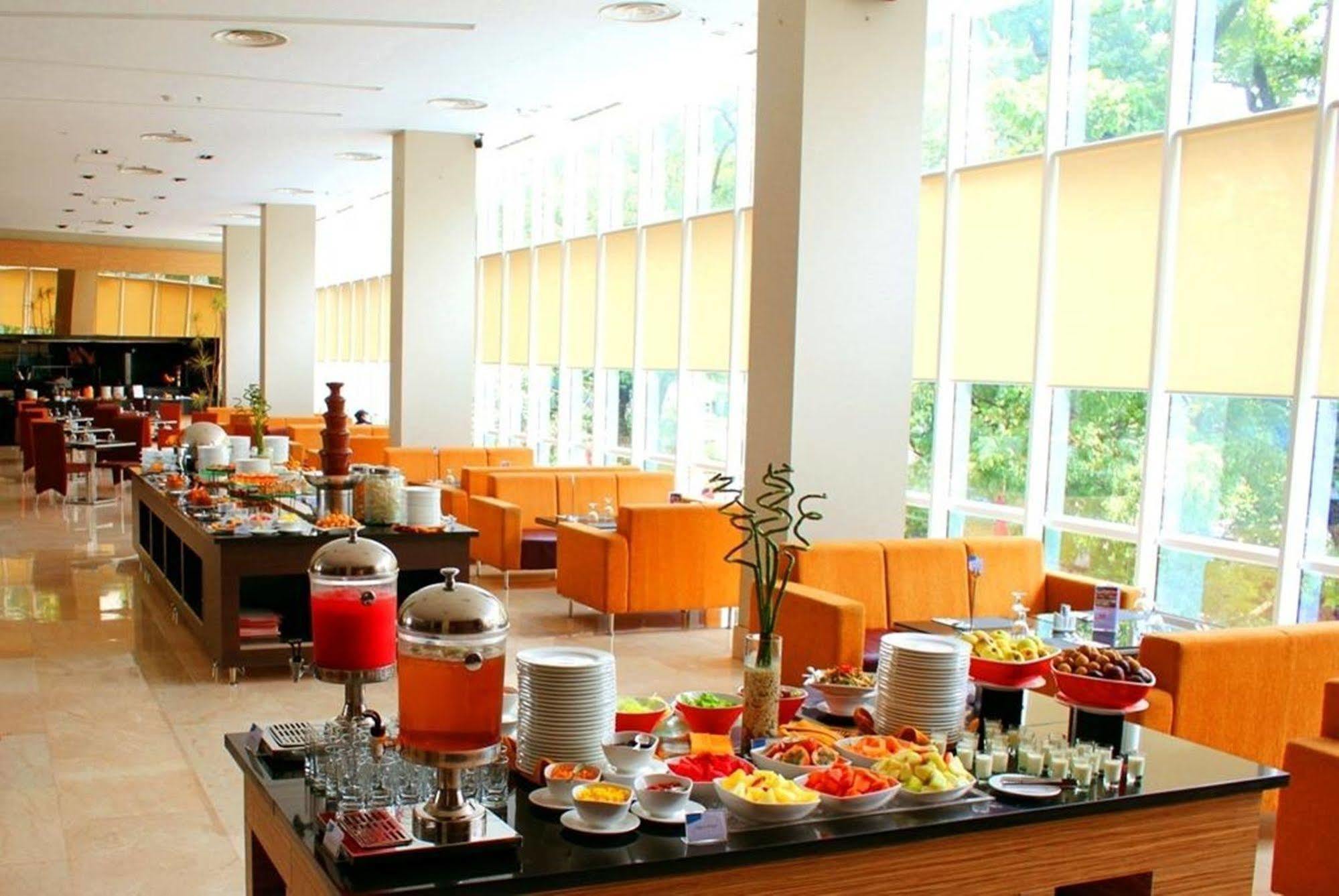 The Luxton Bandung Hotel Exterior foto